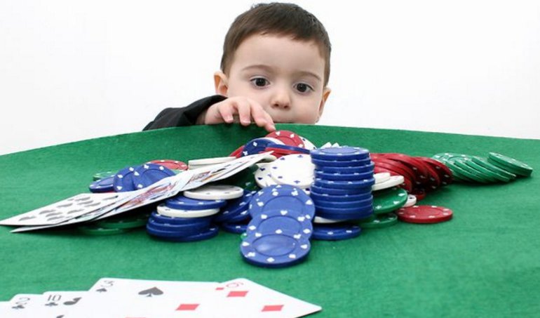 ребенок с картами и фишками казино